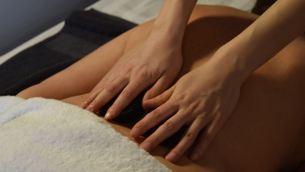 Massaggio con Pietre calde eseguito in Amaelle Milano